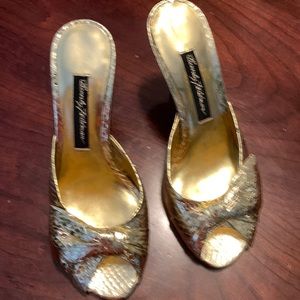 Beverly Feldman gold snake print heels with bow detail size 5.5